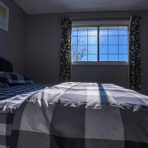 Beautiful 5 Bdrm Ac Home, Pool, Yard, Wifi, Fireplace, Parking, Transit, Town Centre - Sleeps 10 Edmonton